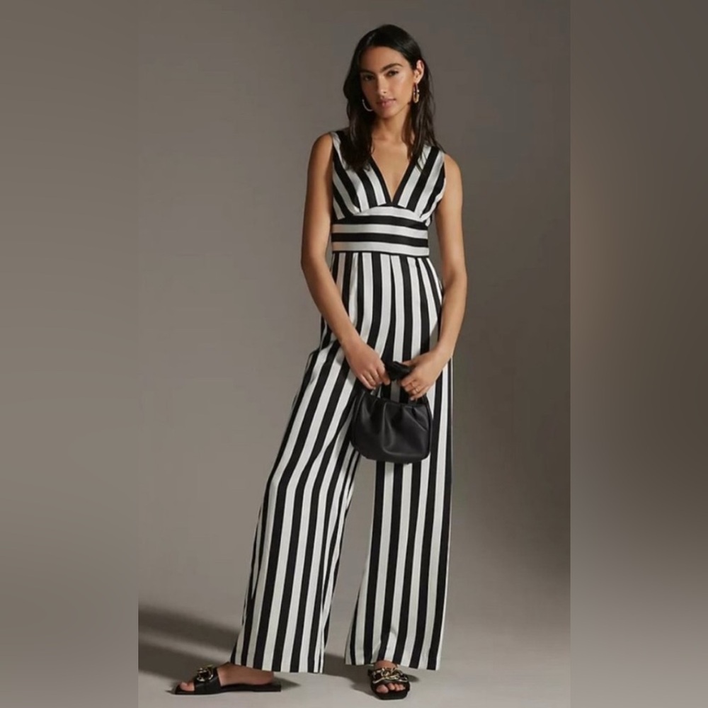 🌾 Hutch Black and White Sleeveless V-Neck‎ Jumpsuit